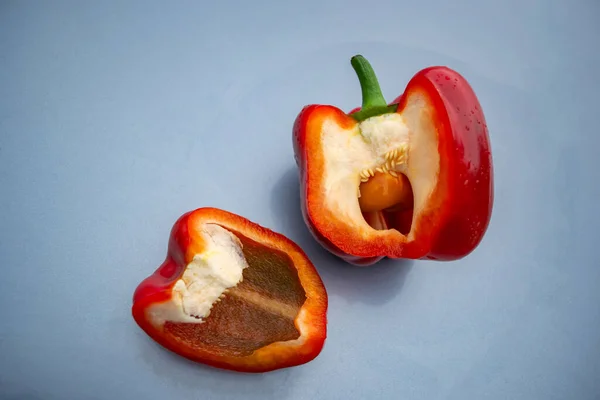 Red Juicy Bell Pepper Cut — Stock Photo, Image