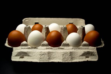 Tepside beyaz ve sarı yumurtalar