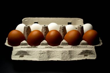 Beyaz ve sarı yumurtalı tepsi