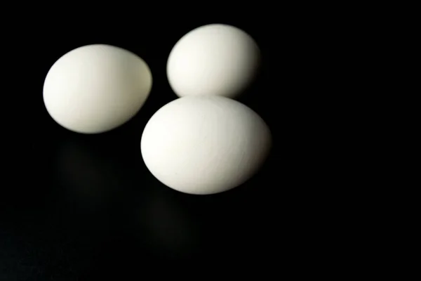 Tre Uova Pollo Bianche Sfondo Nero — Foto Stock
