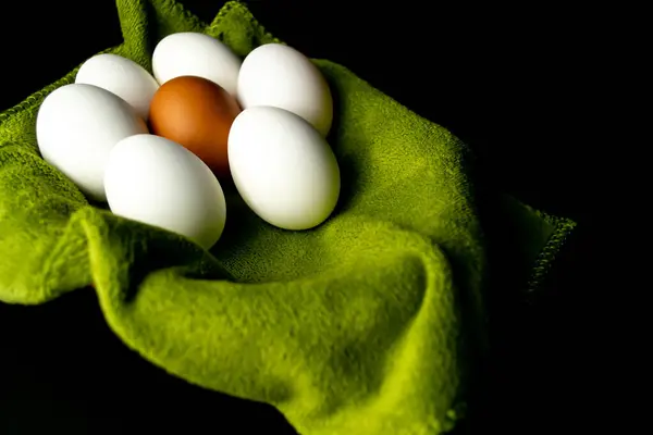 Uova Pollo Asciugamano Verde Sfondo Nero — Foto Stock
