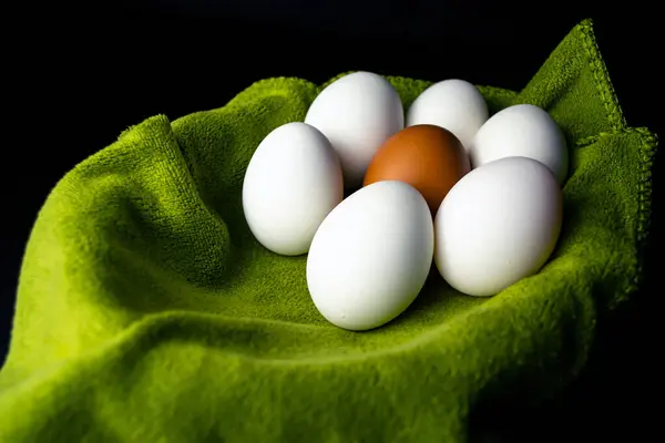 Csirketojás Zöld Törölközőn Fekete Alapon — Stock Fotó