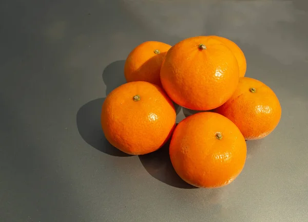 Mogna Och Saftiga Mandariner Grå Bakgrund — Stockfoto