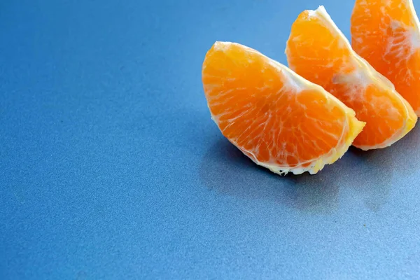 Kawałki Mandarynki Pomarańczowej Szarym Tle — Zdjęcie stockowe