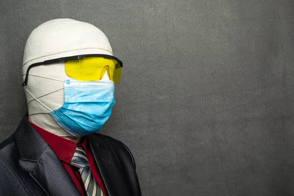 의료용 마스크를 무의식적 남자가 정장을 — 스톡 사진