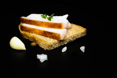 Domuz yağı ve baharatlı ekmek dilimlemek.