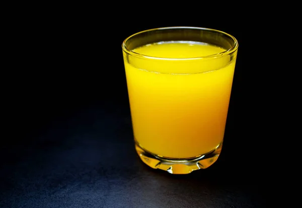 Ein Glas Frisch Gepressten Mandarinensaft Schwarzer Hintergrund — Stockfoto