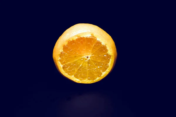 Mandarina Corta Cerca Aislado Sobre Fondo Negro — Foto de Stock