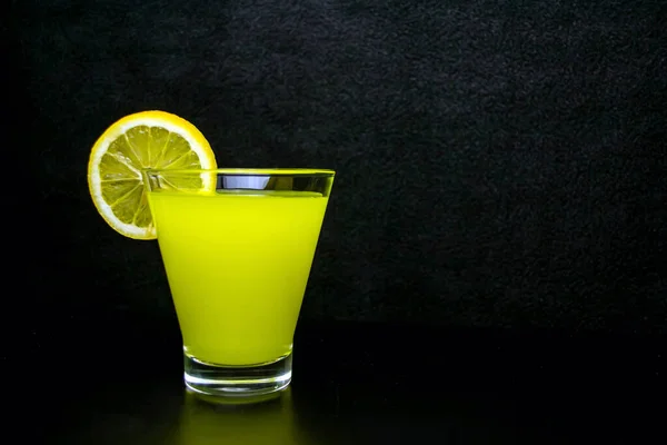 Limonade Een Glas Citroenschijfje Een Zwarte Achtergrond — Stockfoto