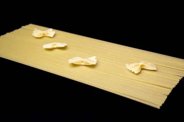 Pasta Forma Mariposas Sobre Fondo Negro — Foto de Stock