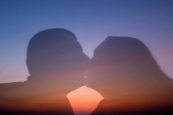 Silhouette Two People Sunset Kiss — Stock Photo, Image