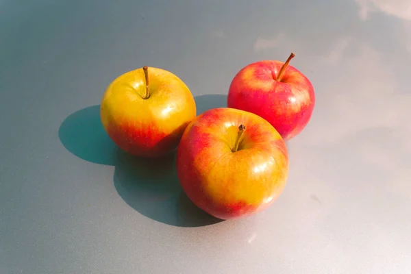 Tres Manzanas Jugosas Maduras Contra Cielo — Foto de Stock