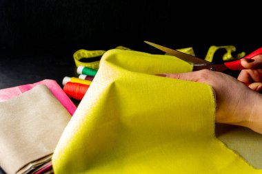 Dikiş makinesi, dikiş aletleri, iplik iğneleri.