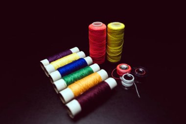 Dikiş makinesi, dikiş aletleri, iplik iğneleri.