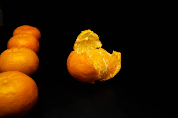 Mandarinas Jugosas Alineadas Fila Sobre Fondo Negro —  Fotos de Stock