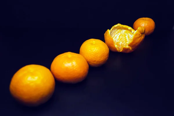 Juicy Tangerines Lined Row Black Background — Stock Photo, Image