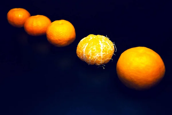 Tangerinas Suculentas Alinhadas Uma Linha Fundo Preto — Fotografia de Stock