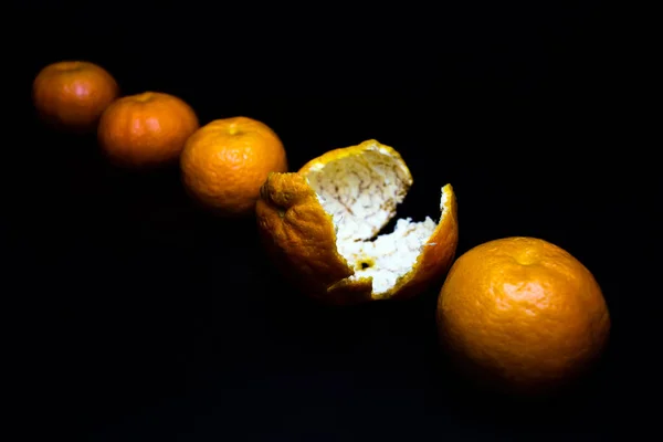 Mandarinas Jugosas Alineadas Fila Sobre Fondo Negro —  Fotos de Stock