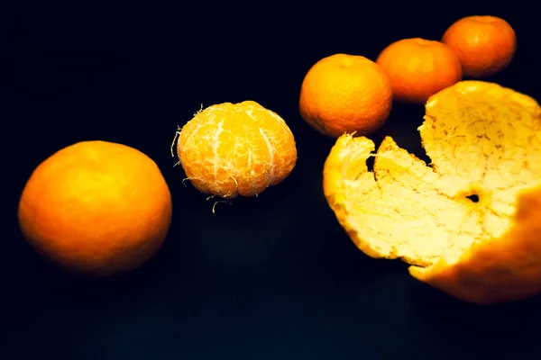 Tangerinas Suculentas Alinhadas Uma Linha Fundo Preto — Fotografia de Stock