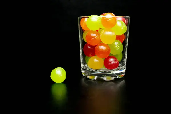 Coloridas Piruletas Redondas Sobre Fondo Negro — Foto de Stock