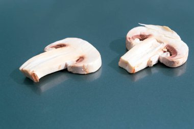 Gri arkaplanda iki dilim beyaz şampiyon.