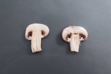 Gri arkaplanda iki dilim beyaz şampiyon.