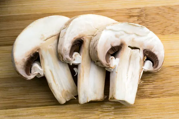 Trois Tranches Champignon Sur Une Planche Bois — Photo