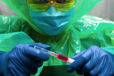 Doktor, araştırmacı ya da bilim adamı ellerinde grip, kızamık, rubella ya da hpv aşısı ya da şırınga bulunan mavi eldiven ile bebek, çocuk, kadın ya da erkek şırınga enjeksiyonu, ilaç şişesi