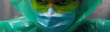 Doktor, araştırmacı ya da bilim adamı ellerinde grip, kızamık, rubella ya da hpv aşısı ya da şırınga bulunan mavi eldiven ile bebek, çocuk, kadın ya da erkek şırınga enjeksiyonu, ilaç şişesi
