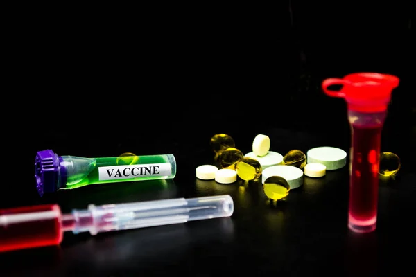 Comprimidos Cápsulas Vacinas Medicamentos Para Seringas Num Fundo Preto — Fotografia de Stock