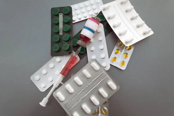 Χάπια Καψάκια Φάρμακα Σύριγγας Εμβολίου Γκρι Φόντο — Φωτογραφία Αρχείου