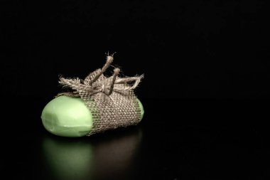 Siyah arkaplana sarılı sabun.