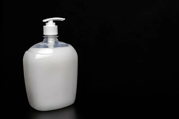 Bílé Tekuté Mýdlo Černém Pozadí — Stock fotografie