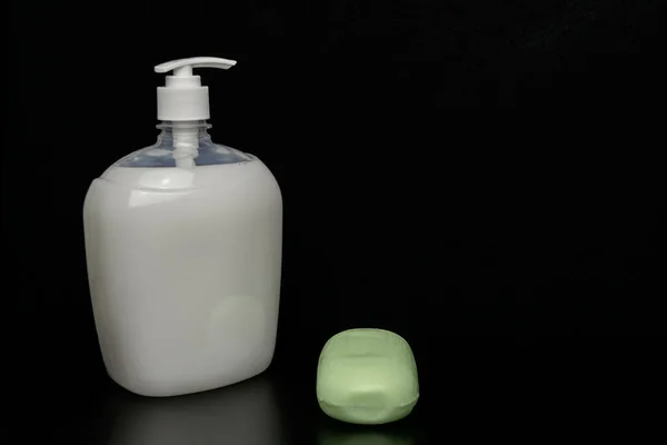Bílé Tekuté Mýdlo Pruh Zeleného Mýdla Černém Pozadí — Stock fotografie