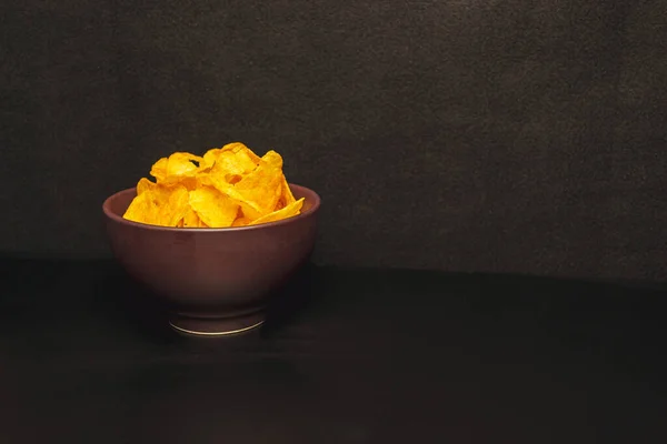 Chips Dans Une Plaque Argile Verre Bière Avec Mousse Sur — Photo