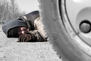 Evsiz bir kadına araba çarptı, yolda bir kadın yatıyor.