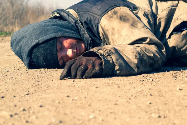 Hemlös Kvinna Blev Påkörd Bil Kvinna Ligger Vägen — Stockfoto