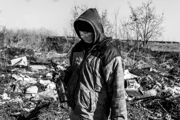 Smutsiga Hemlösa Kvinna Bakgrunden Deponi — Stockfoto