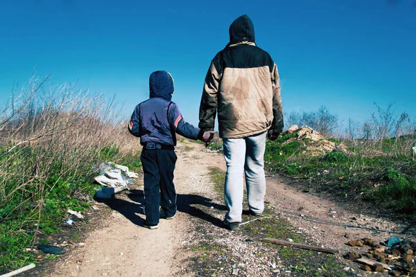 Sporca Donna Senzatetto Con Bambino Che Cammina Lungo Strada — Foto Stock