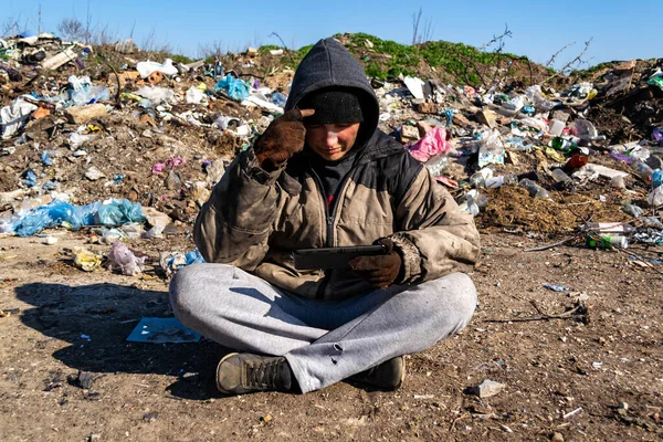 Une Sale Sdf Assoit Sur Sol Près Une Décharge Regarde — Photo