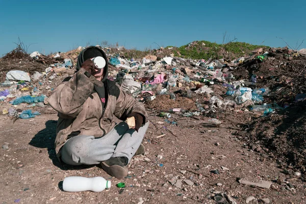 Грязная Бездомная Женщина Сидит Земле Возле Свалки Ест — стоковое фото