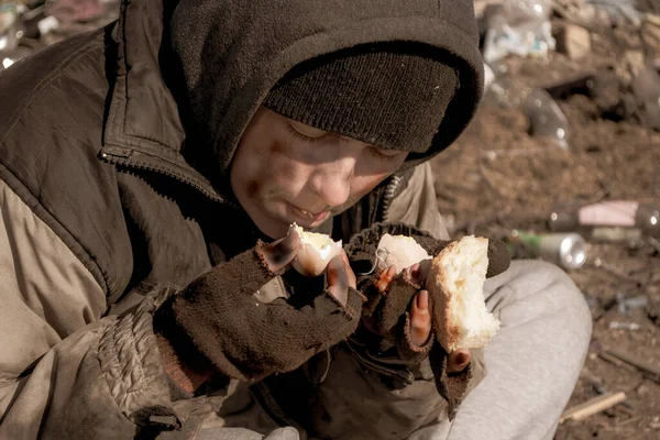 Femeie Murdară Fără Adăpost Stă Pământ Lângă Depozit Deșeuri Mănâncă — Fotografie, imagine de stoc