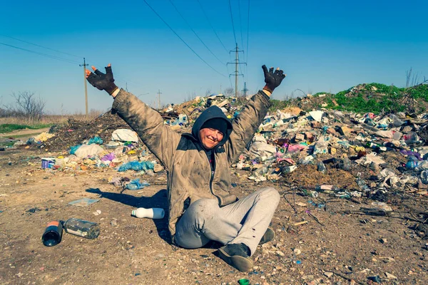 Špinavá Bezdomovkyně Sedí Zemi Poblíž Skládky Raduje — Stock fotografie