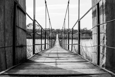 Nehrin üzerindeki uzun tahta asma köprü