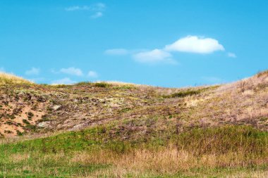 Yeşil tepeler ve mavi gökyüzü. Doğal doğa.