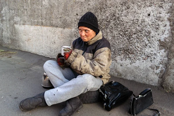 Femeie Murdară Fără Adăpost Stă Sub Perete Bea Ceai Dintr — Fotografie, imagine de stoc