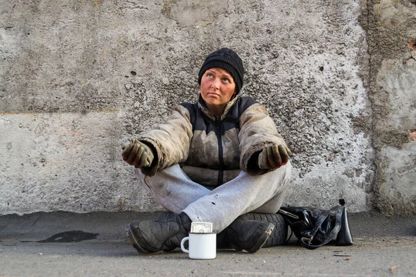 Femeia Murdară Fără Adăpost Stând Cerând Trecătorilor Ajutor — Fotografie, imagine de stoc