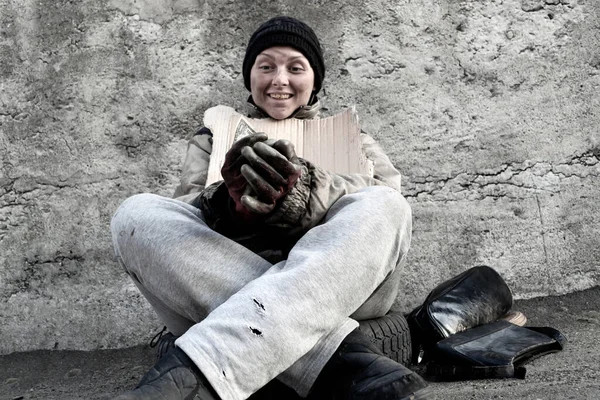 Femeia Murdară Fără Adăpost Stând Cerând Trecătorilor Ajutor — Fotografie, imagine de stoc