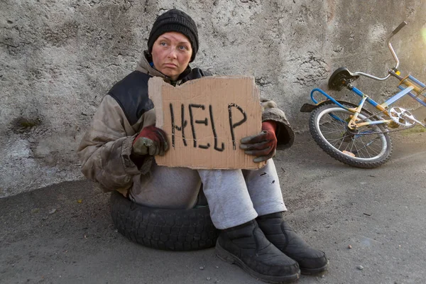 Hemlösa Smutsiga Kvinna Sitter Och Ber Förbipasserande Hjälp — Stockfoto