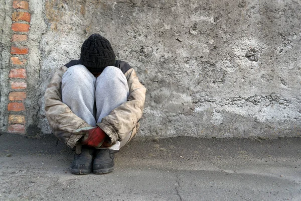 Femeie Murdară Fără Adăpost Stând Sub Perete Gri Îmbrățișându Picioarele — Fotografie, imagine de stoc